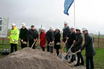 Spatenstich (von links nach rechts) mit Martin Engelhard, Christian Gliech, Fernand Steiner , Evelyne Isinger, Jürgen Conrad, Daniela Schmitt, Alexander Schweitzer, Hermann Bohrer, Stéfanie Kochert, Christian Müller Spatenstich (von links nach rechts) mit Martin Engelhard, Christian Gliech, Fernand Steiner , Evelyne Isinger, Jürgen Conrad, Daniela Schmitt, Alexander Schweitzer, Hermann Bohrer, Stéfanie Kochert, Christian Müller